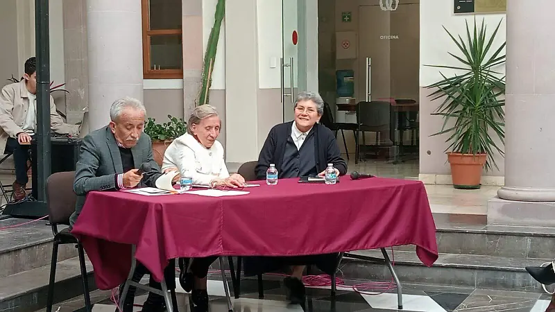 Fernando Amate compartió con los asistentes algunos poemas de la escritora Berenice.